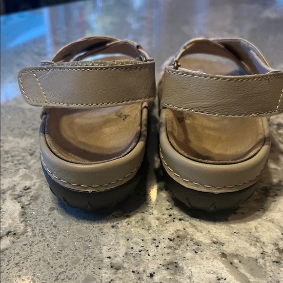 Baretraps NWOB BareTraps Textured Gold Metallic Sandals Size 6 - Picture 5 of 8